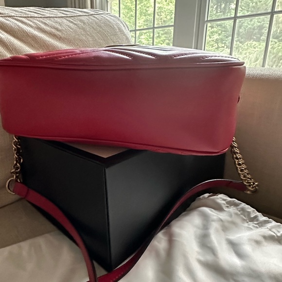 Gucci GG MARMONT MATELASSÉ SMALL SHOULDER BAG - Picture 11 of 12